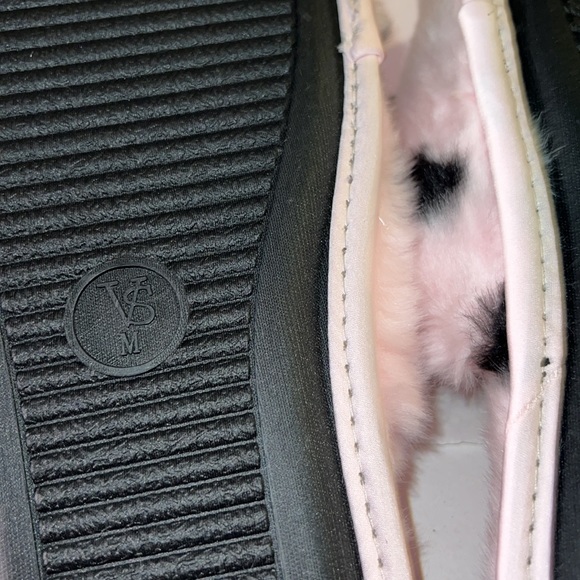 7/8 VICTORIA'S SECRET
Closed Toe Faux Fur Slipper - Picture 13 of 15